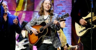 Billy Strings Offers Refunds After Missing Renewal Fest For Birth Of His Son